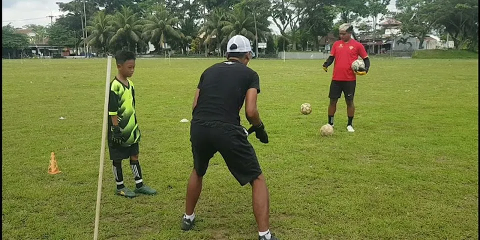 Teknik mengoper bola apabila sasaran agak jauh sebaiknya dilakukan dengan kaki bagian